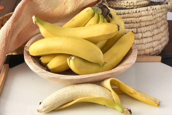 Свежие Спелые Бананы Столе — стоковое фото