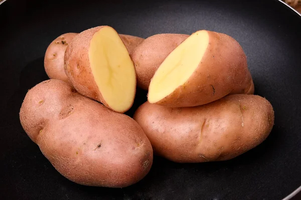 Patatas Crudas Sobre Mesa Madera —  Fotos de Stock