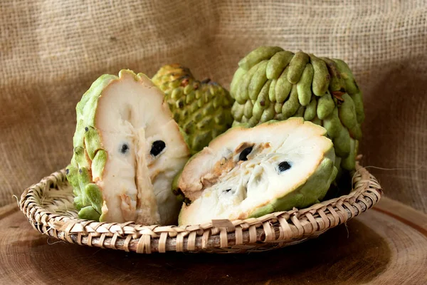 Fruto Atemoya Uma Cesta Mesa Madeira Tecido Rústico Terra Traseira — Fotografia de Stock