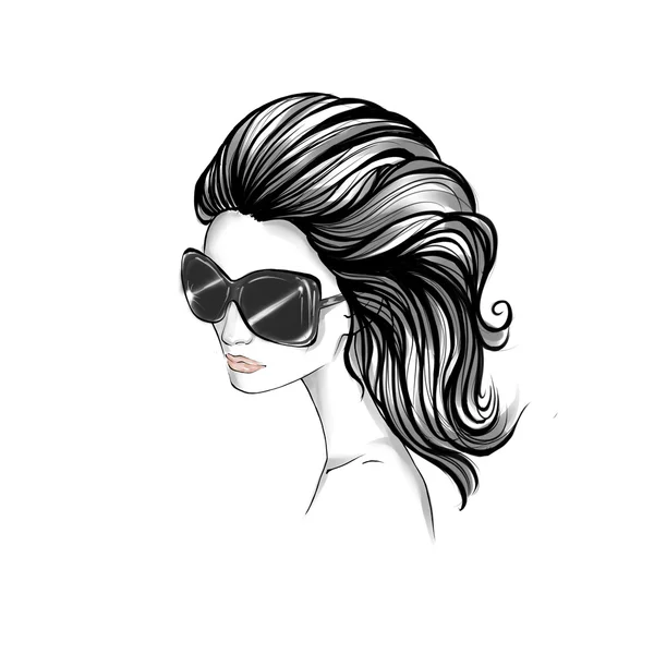 Retrato en blanco y negro de una mujer elegante con gafas de sol y cabello largo y ondulado —  Fotos de Stock