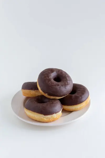 Grupo Donuts Chocolate Prato Branco Fundo Branco Com Espaço Cópia — Fotografia de Stock