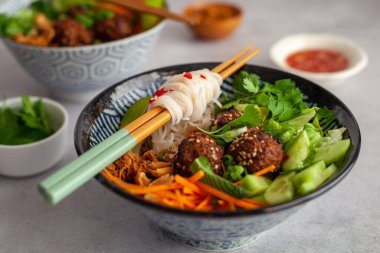 Vietnam usulü, sebzeli pirinç eriştesi ve beyaz arka planda 