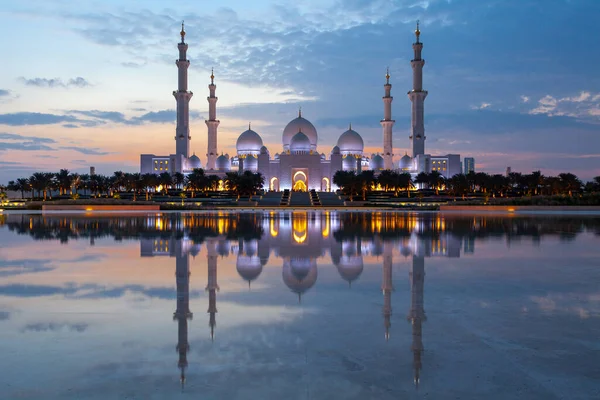 Şeyh Zayed Camii, Abu Dabi, BAE 'de, alacakaranlıkta suda yansımasıyla.