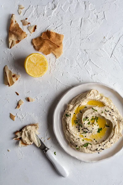 Top View Plate Hummus Lebanese Flat Bread Lemon Knife White — Stock Photo, Image