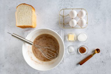 Beyaz gri arka planda Fransız tostu (ya da wentelteefjes in Dutch) yapmak için asgari düzeyde malzeme düzlüğü, yukarıdan görünüm, Fransız tostu hazırlanıyor