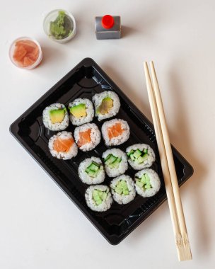 Japon suşisi, pirzola çubuğu, zencefil turşusu ve wasabi beyaz arka planda fotokopi alanı ile yenir.