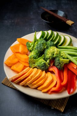 Tabakta Japon tempura tarifi için ham sebze malzemelerinin yan görüntüsü, fotokopi alanı ile dikey, insan yok.