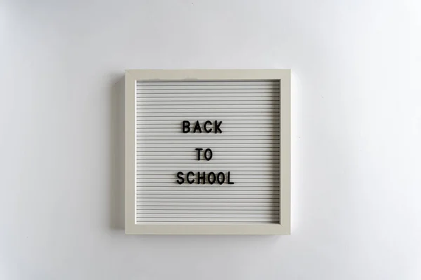 Letterboard Com Palavras Que Soletrar Volta Escola Fundo Branco Horizontal — Fotografia de Stock