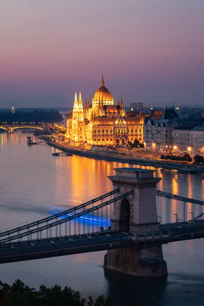 Budapeşte 'deki Macar Parlamentosu binası ve zincir köprüsünün Tuna' da mavi bir teknesi, uzun pozlu fotoğrafı, yatay görüntüsü