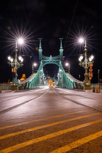 Мост Свободы Будапеште Вечернее Время Вертикальный — стоковое фото
