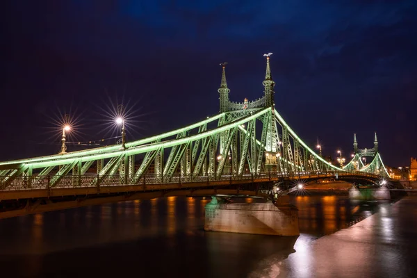 Utsikt Över Liberty Bridge Budapest Upplyst Kvällen Blå Timme Horisontell — Stockfoto