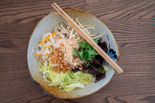 Bir kase Vietnam karidesi ve çubuklu pirinç erişte salatası.