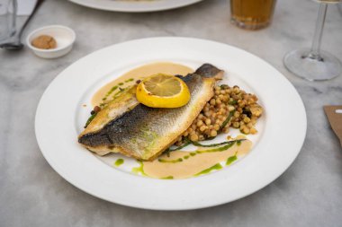 Balıklı bir tabak Balili yemeğin yan görüntüsü, sate, çorba, pirinç, sambal, bambu tabağında yeşiller