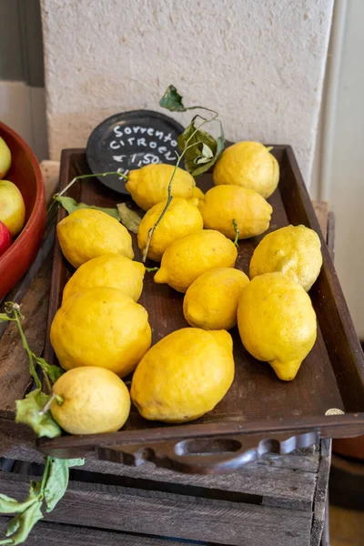 Sorrente Mûre Citrons Dans Plateau Bois Vendre Vertical Pas Personnes — Photo