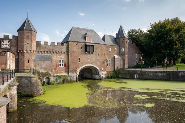 Amersfoort, Hollanda 'daki Koppelpoort' un (Eemshaven) yan görüntüsü, tarihi bina
