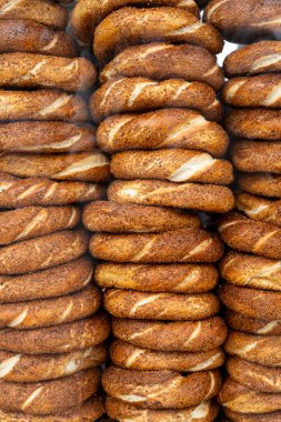 Büyük bir yığın taze simit, Türkçe yuvarlak susamlı ekmek