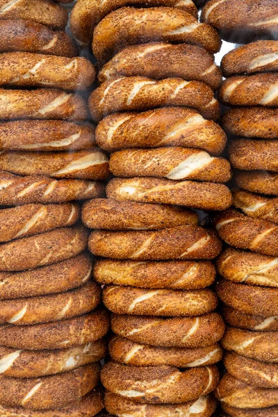 Büyük bir yığın taze simit, Türkçe yuvarlak susamlı ekmek
