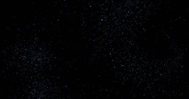 Siyah arkaplanda uçan toz parçacıkları