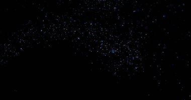 Siyah arkaplanda uçan toz parçacıkları