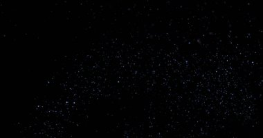 Siyah arkaplanda uçan toz parçacıkları