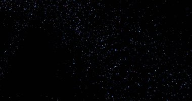 Siyah arkaplanda uçan toz parçacıkları