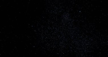 Siyah arkaplanda uçan toz parçacıkları