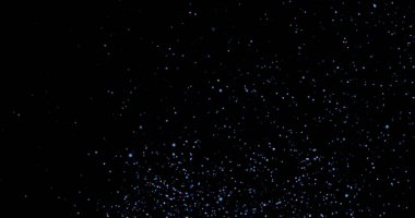 Siyah arkaplanda uçan toz parçacıkları