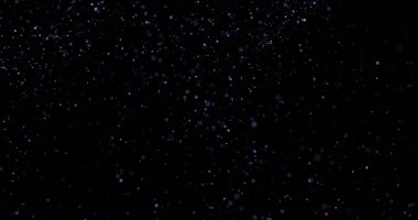 Siyah arkaplanda uçan toz parçacıkları