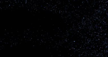 Siyah arkaplanda uçan toz parçacıkları