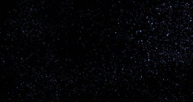 Siyah arkaplanda uçan toz parçacıkları