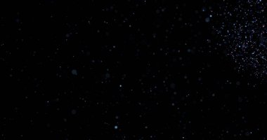 Siyah arkaplanda uçan toz parçacıkları