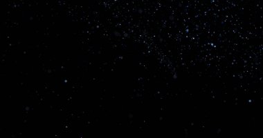 Siyah arkaplanda uçan toz parçacıkları