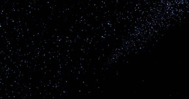 Siyah arkaplanda uçan toz parçacıkları