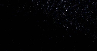 Siyah arkaplanda uçan toz parçacıkları