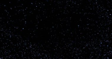 Siyah arkaplanda uçan toz parçacıkları