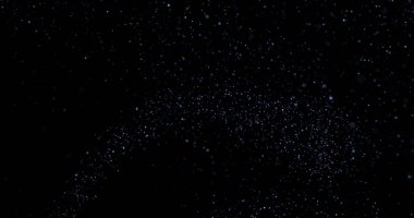 Siyah arkaplanda uçan toz parçacıkları