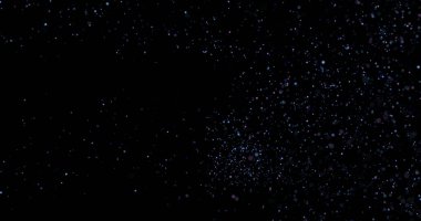 Siyah arkaplanda uçan toz parçacıkları