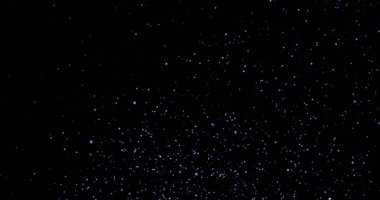 Siyah arkaplanda uçan toz parçacıkları