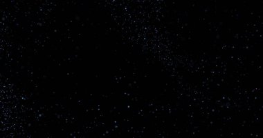 Siyah arkaplanda uçan toz parçacıkları