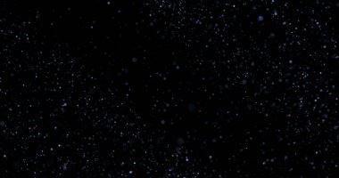 Siyah arkaplanda uçan toz parçacıkları