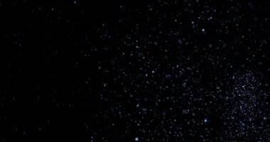 Siyah arkaplanda uçan toz parçacıkları