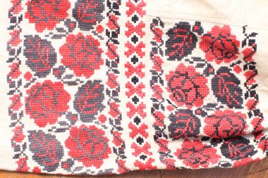 Keten kumaş üzerine geleneksel çiçek süsü 