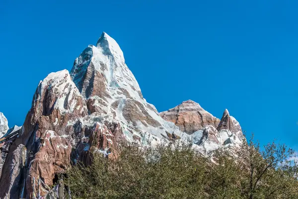 Montaña con nieve — Foto de Stock