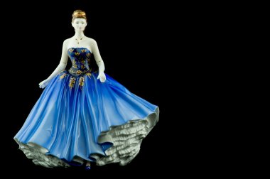 Kemik çini bir mavi elbise izole bir siyah arka plan üzerinde giyen heykelcik