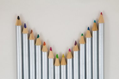 V şeklinde boyama kalemleri