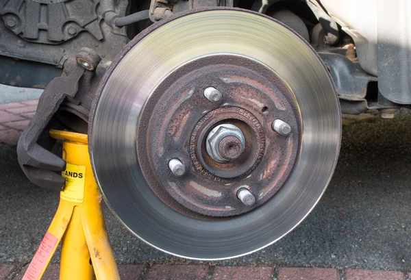 Opotřebované auto brzdy Disk třmen odstraněn — Stock fotografie