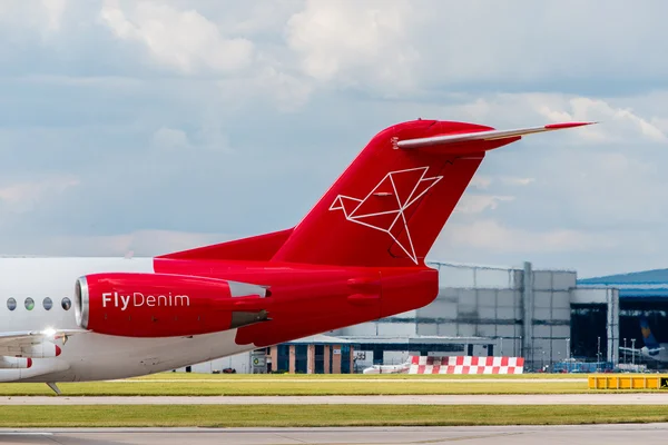 Denim Air Fokker F100 staart — Stockfoto