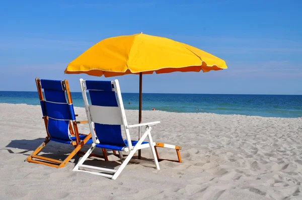 Guarda-chuva de praia e cadeiras de praia Imagens De Bancos De Imagens