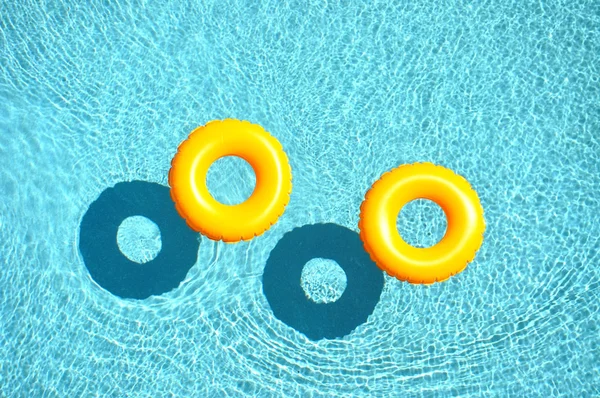 Deux flotteurs de piscine jaunes — Photo