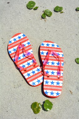 Kırmızı beyaz ve mavi flip flop kum üzerinde. Kapak resmi için mükemmel